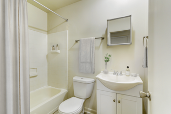 Oak Park Manor | Oak Park, MI - Photo Gallery 5