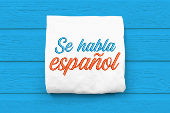 A white towel with the phrase "Se habla espanol" written on it.