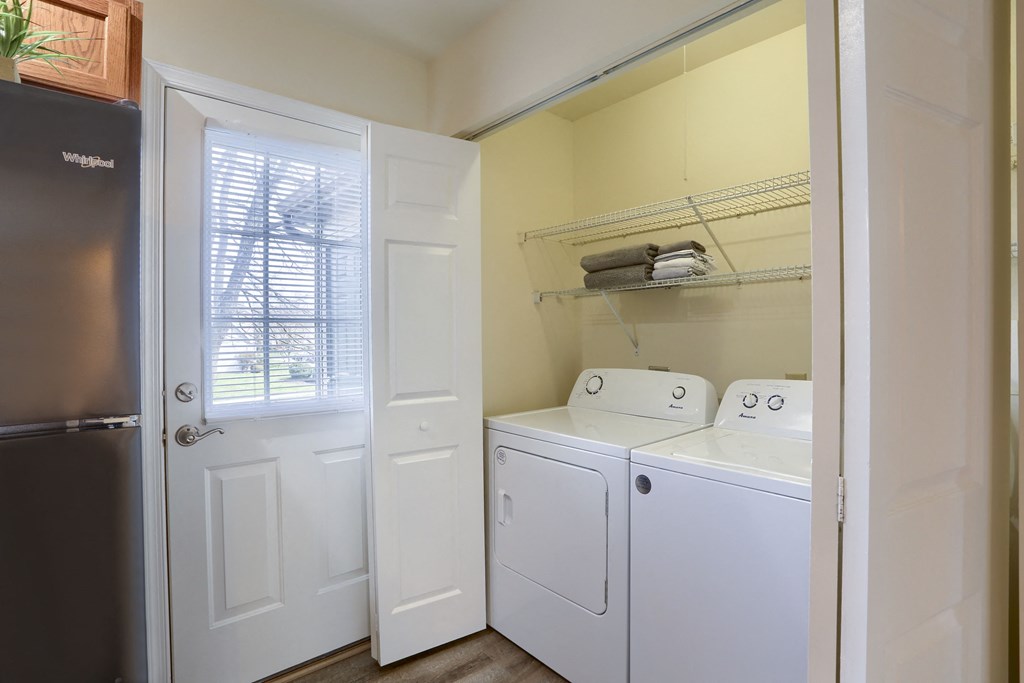 Mechanicsburg Apartments | Rockledge Townhomes |a laundry room with a washer and dryer