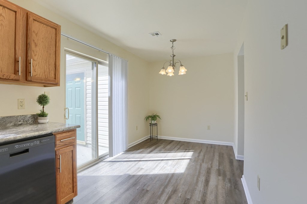 Mechanicsburg Apartments | Rockledge Townhomes |  a kitchen and dining area in a 555 waverly unit