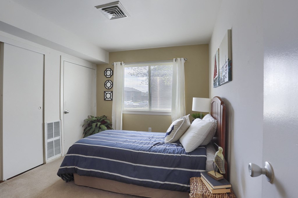 Harrisburg Apartment | Twin Lakes Apartments | a bedroom with a bed and a window