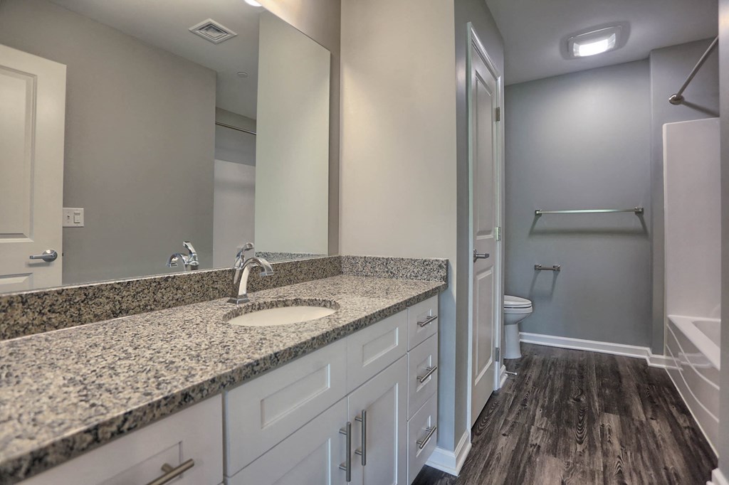 Apartments with large bathroom| Apartments in Mechanicsburg PA | Oakwood Hills Apartments