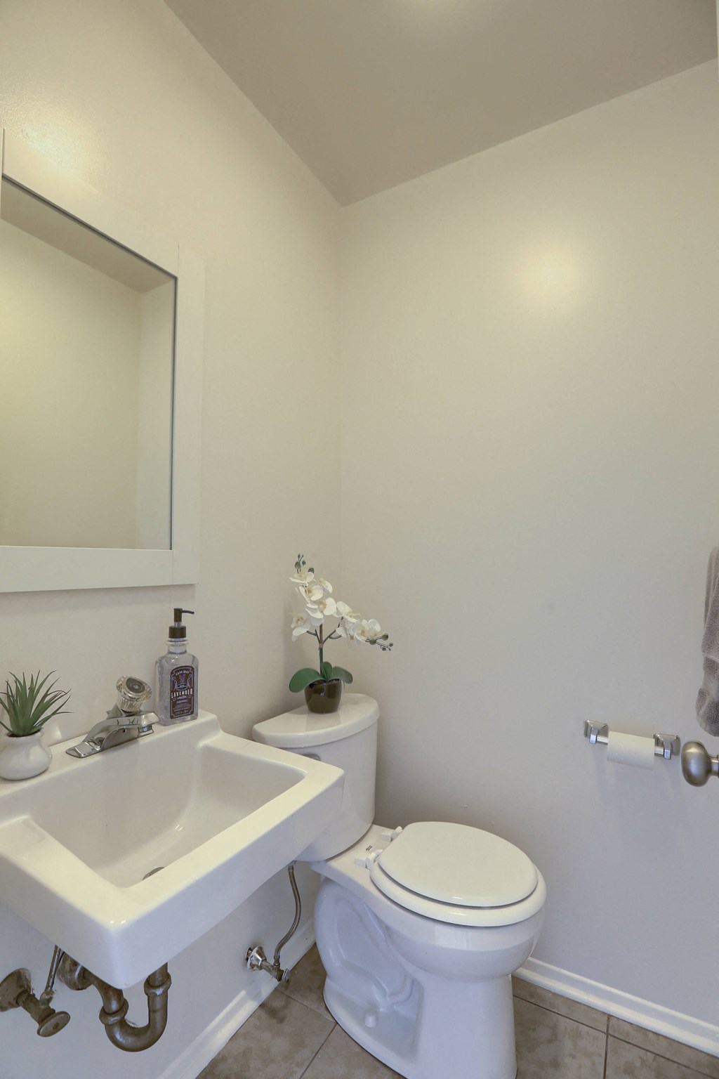 Half Bathroom | Charleston Estates | Apartments in Mechanicsburg