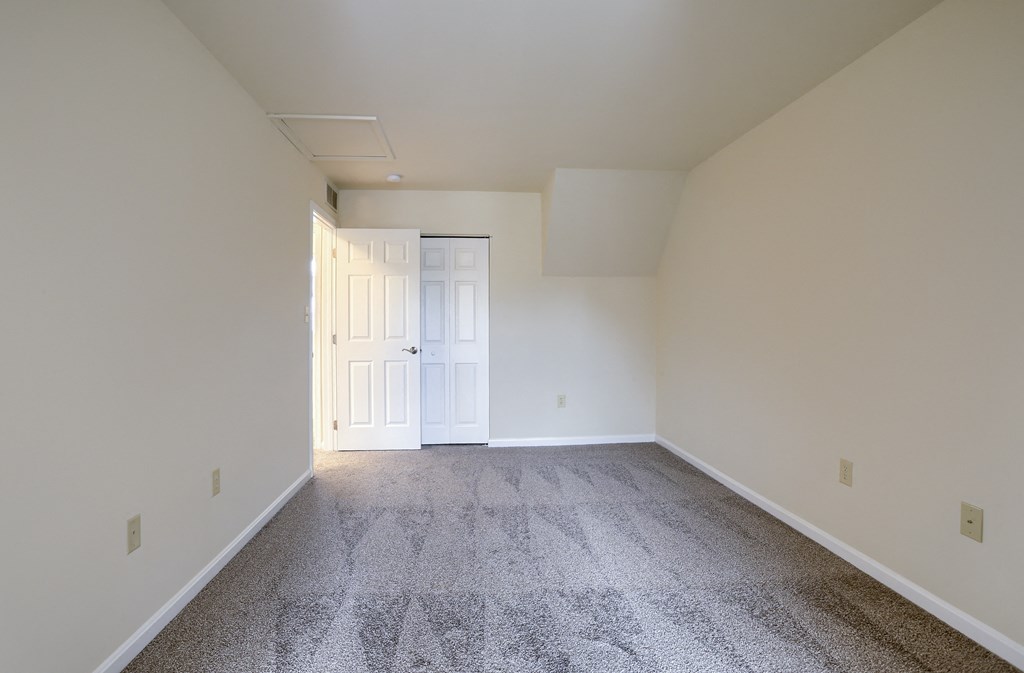 Mechanicsburg Apartments | Rockledge Townhomes |an empty room with a carpeted floor and a white door