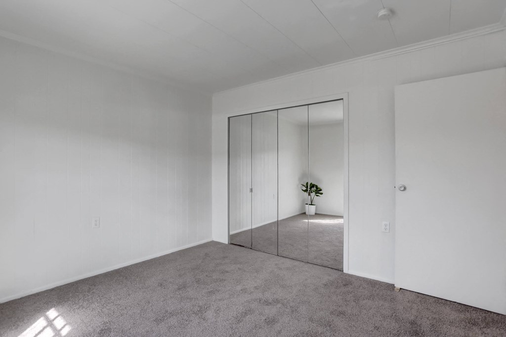 Apartments in Williamsport | Woodland Park |a bedroom with white walls and carpet