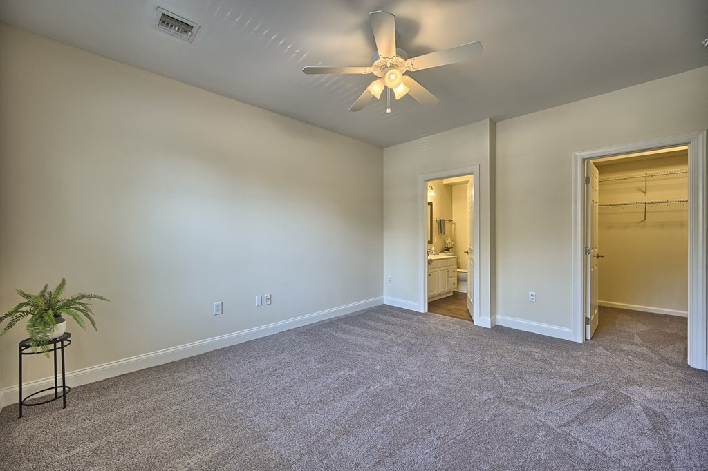 Large Apartment Bathroom | Mechanicsburg Apartments | Graham Hill Apartments in Mechanicsburg