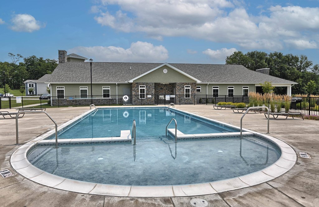 Swimming Pool Mechanicsburg Apartments | Oakwood Hills