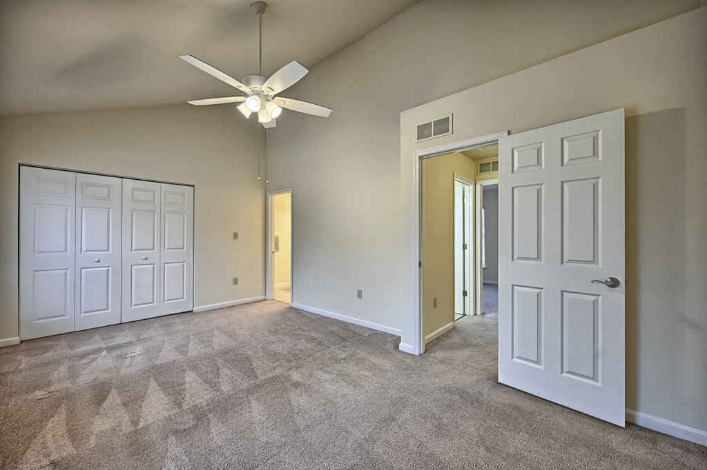 Master Bedroom Harrisburg Apartments | Harrisburg Townhouse Rental | Timber Ridge 