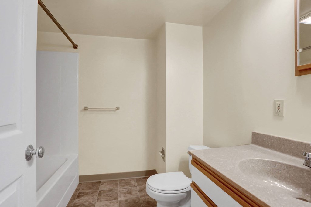 Apartment Bathroom | Apartment in Williamsport | The Weightman
