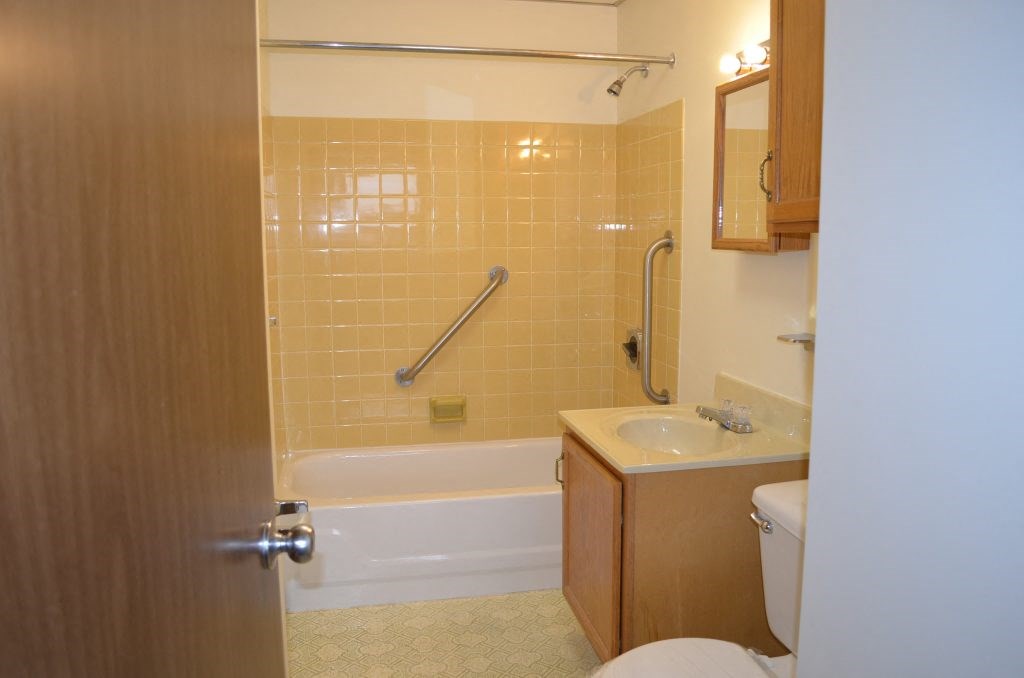 Apartment Bathroom Sunbury Apartments | River Front Apartments