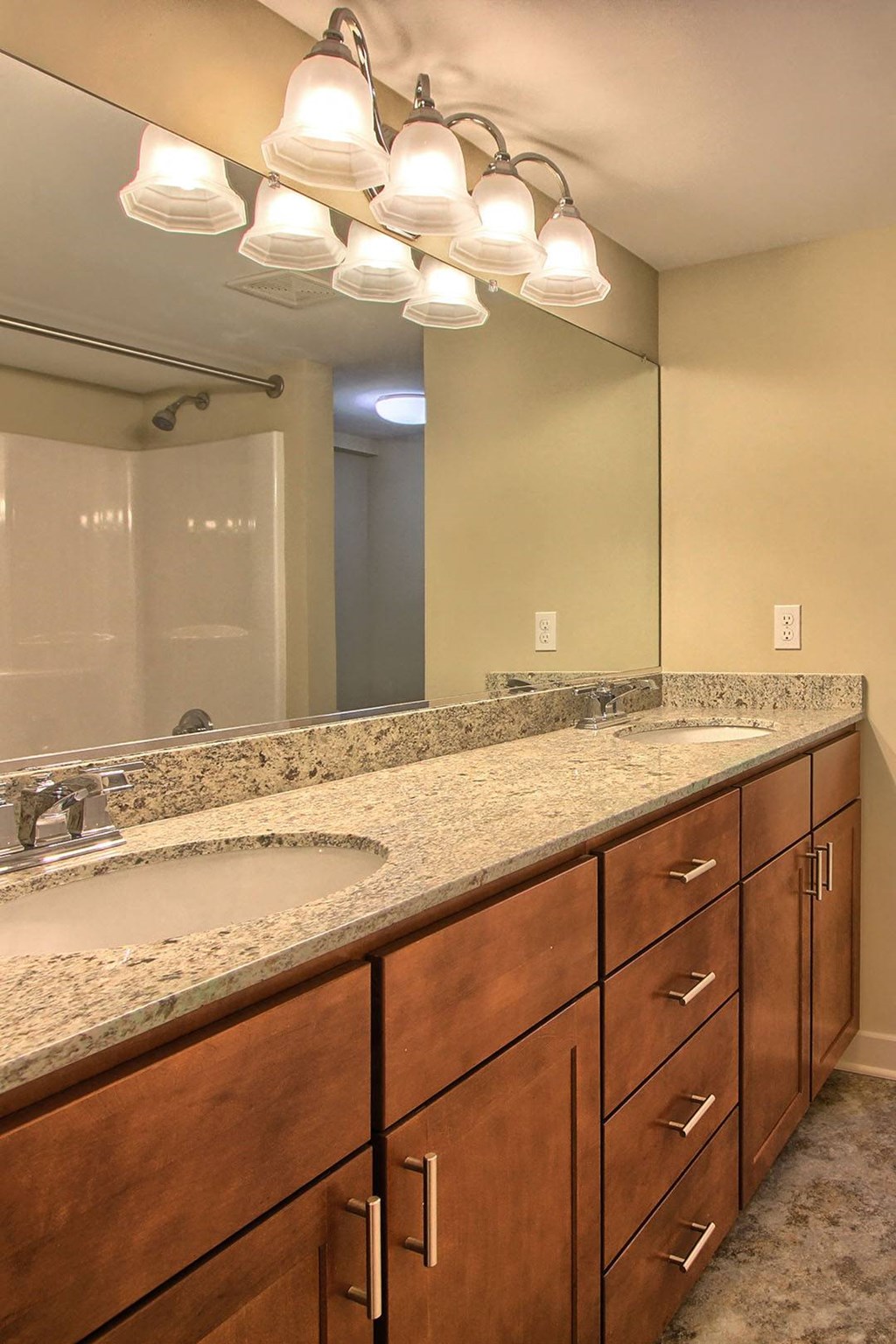 Harrisburg Apartment Bathroom | Apartments in Harrisburg | COBA Apartments