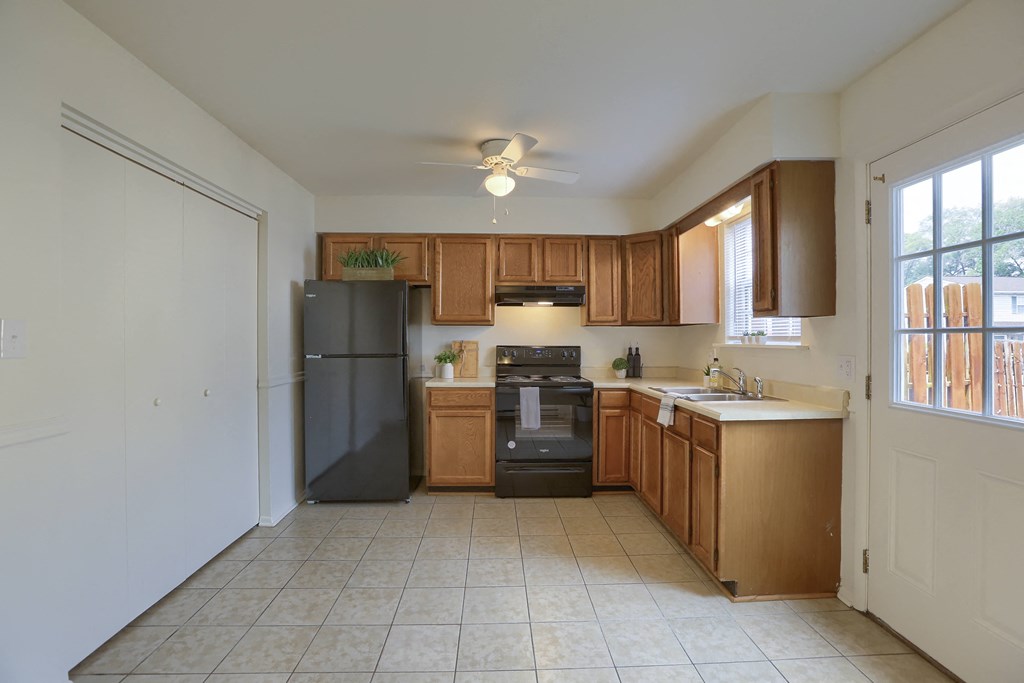 Kitchen With Appliances | Charleston Estates | Apartments in Mechanicsburg