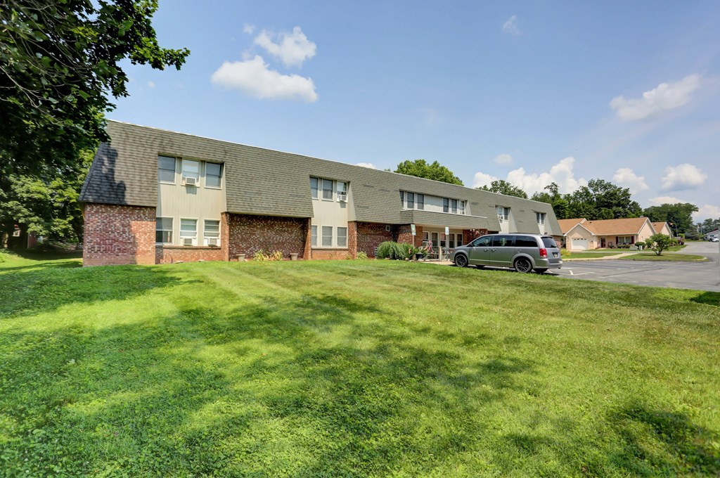 this is a photo of the leasing office at harvard square apartments in dallas, tx