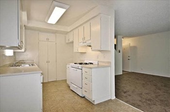 Kitchen Vanowen Manor - Photo Gallery 6