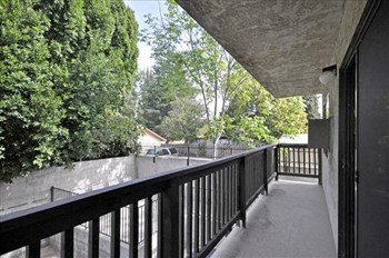 Balconies at Vanowen Manor - Photo Gallery 4