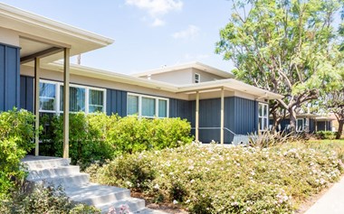 Hollypark Knowls Apartments California