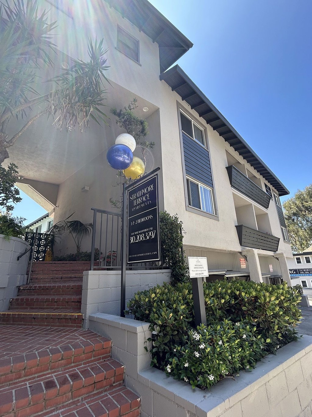 A building with a sign that says