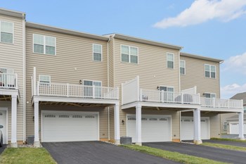 Spacious Garages - Photo Gallery 3