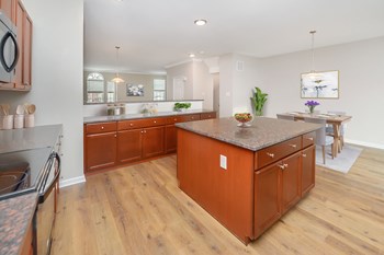 Kitchen Island - Photo Gallery 5