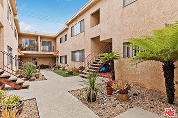 Center courtyard entry access to all apartment homes - Photo Gallery 4