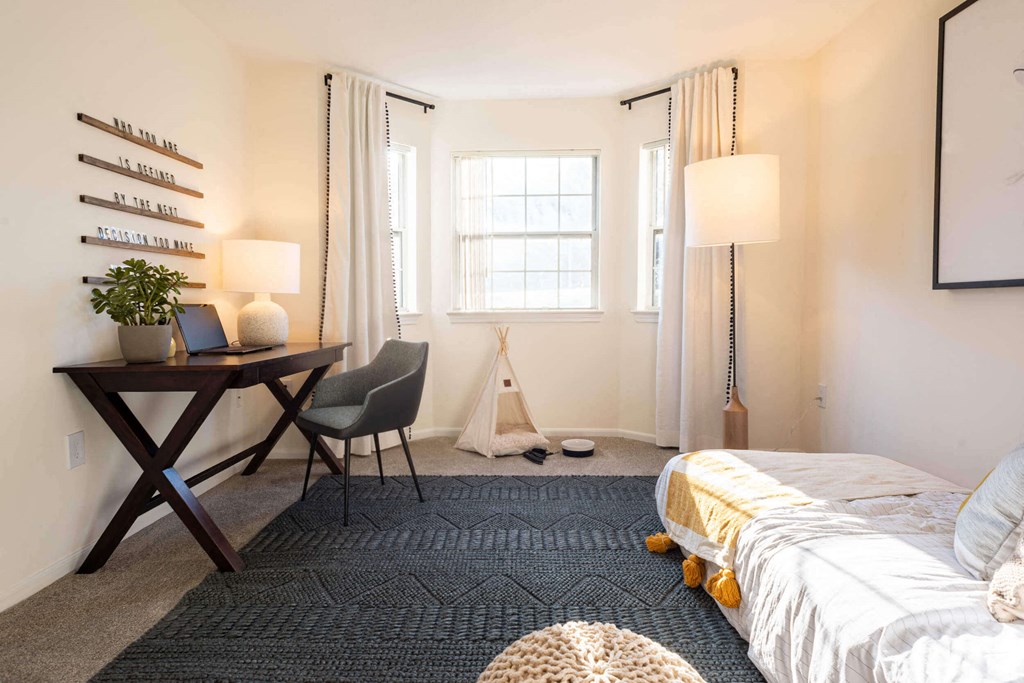 Bedroom With Work Desk at Eagle Ridge Apartments, Monroeville, 15146