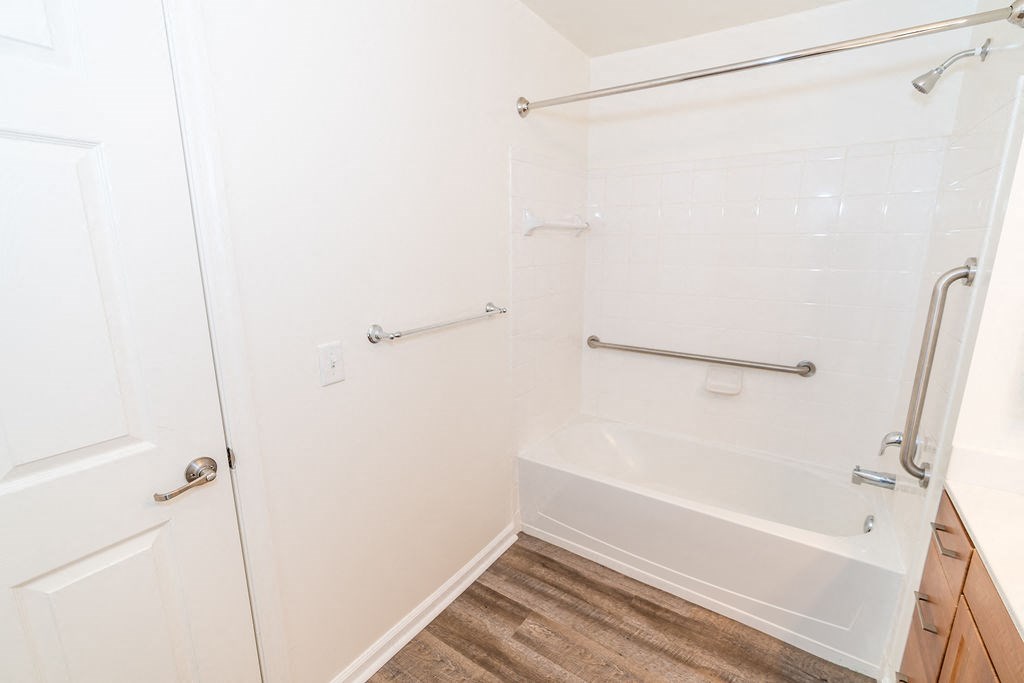 Large Soaking Tub In Bathroom at Merion Stratford Apartment Homes, Connecticut, 06614
