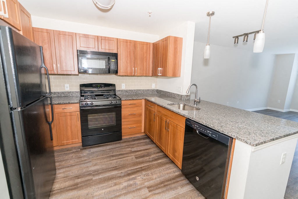 Fully Furnished Kitchen at Merion Stratford Apartment Homes, Connecticut