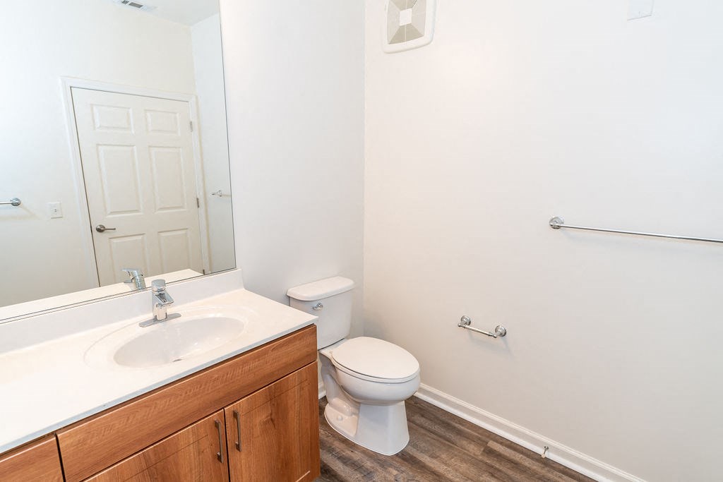 Bathroom With Bathtub at Merion Stratford Apartment Homes, Connecticut