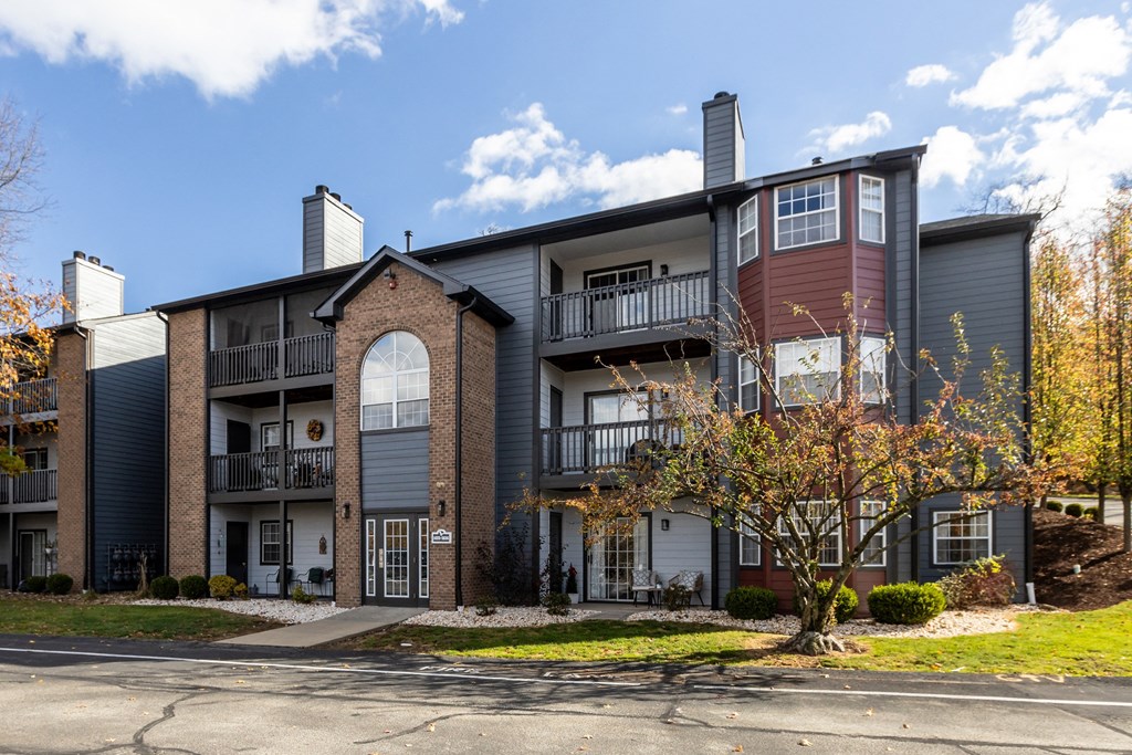 Building Exterior at Eagle Ridge Apartments, Monroeville