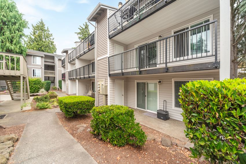 the preserve at ballantyne commons apartments courtyard and balconies