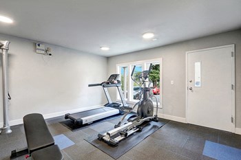 2425 SW Webster Street 1-2 Beds Apartment for Rent - Photo Gallery 3