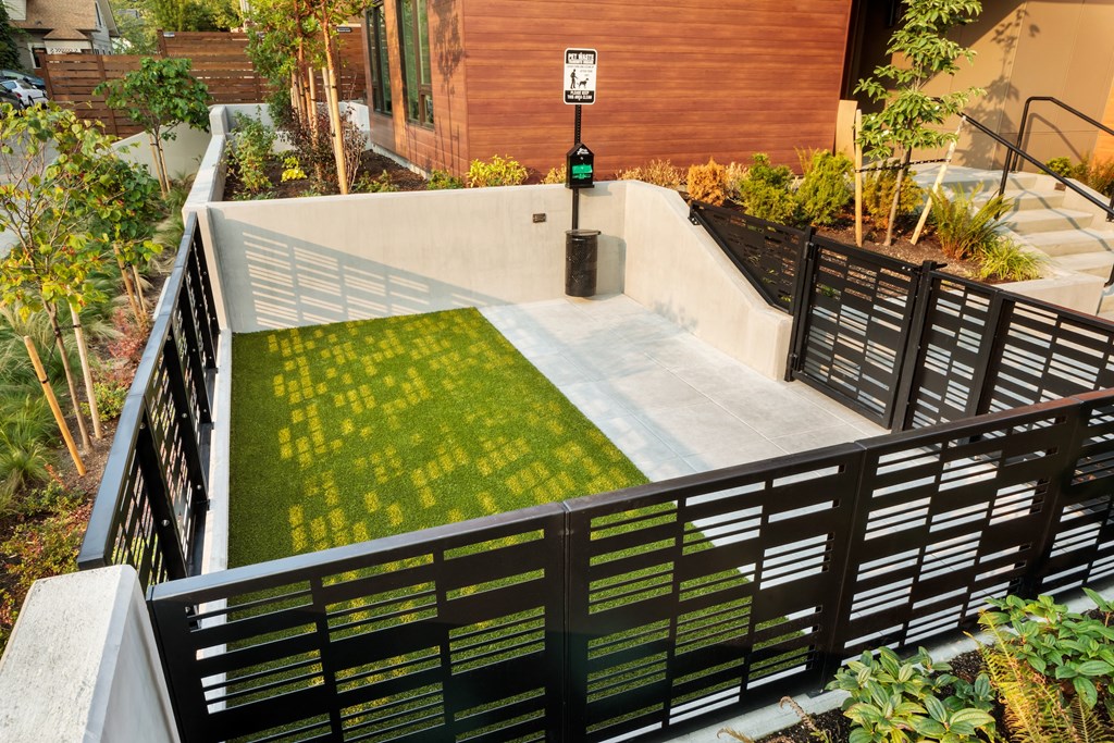 a small grassy area on the side of a building