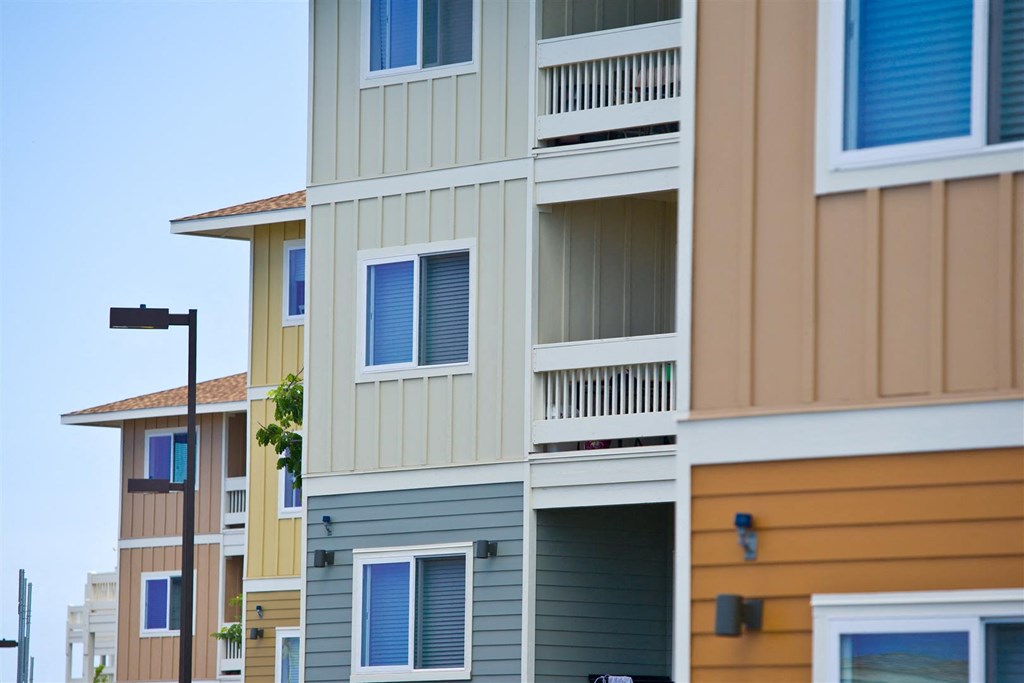 a row of houses that are next to each other