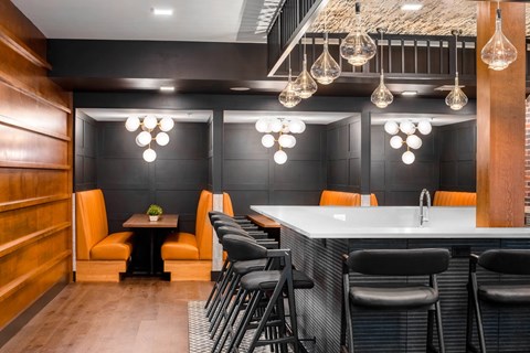 Custom workspaces and meeting areas
