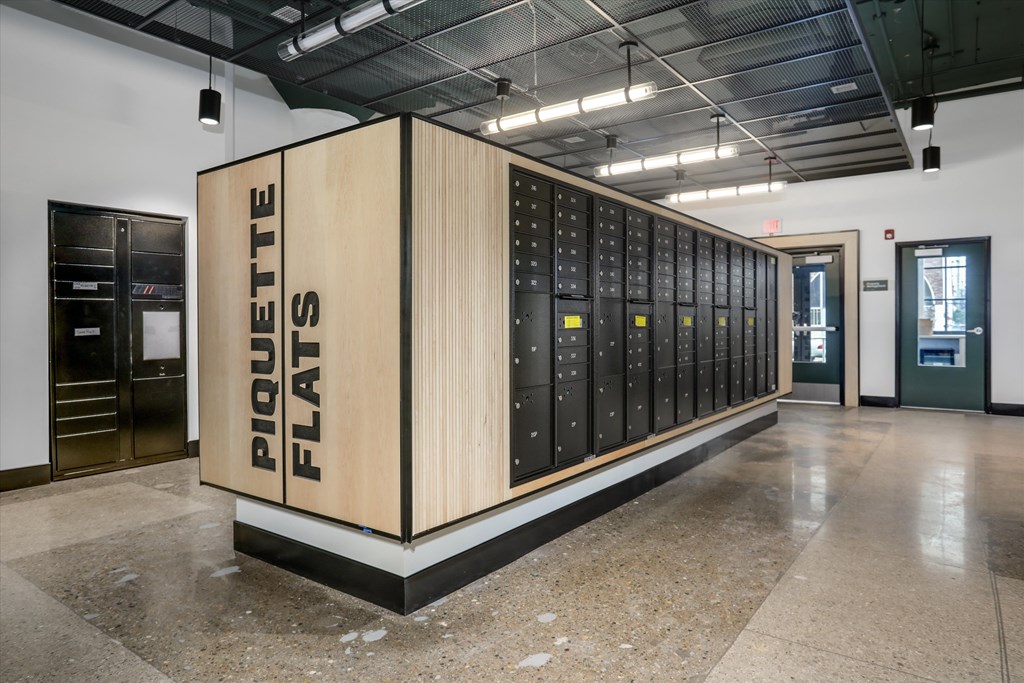 A large wooden box labeled PIGUETTE FLAUTES is in the center of a room.