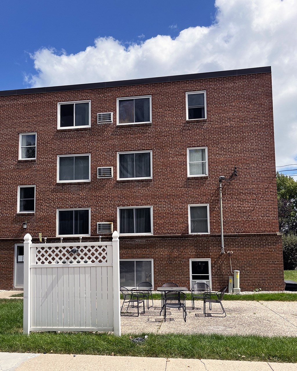 knollcrest apartments back patio