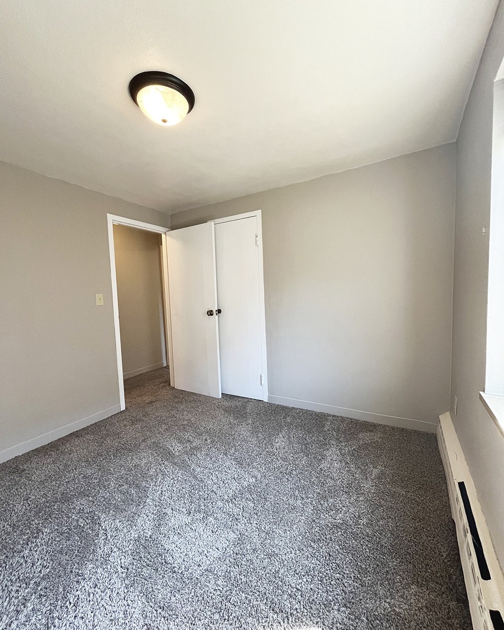 knollcrest apartments bedroom