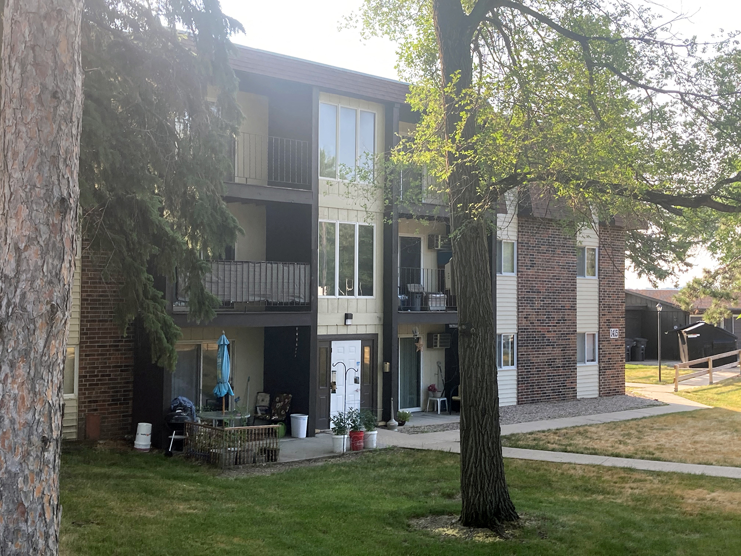 Ell-Mar Apartments is a similar property to Arrow Apartments located in St. Peter