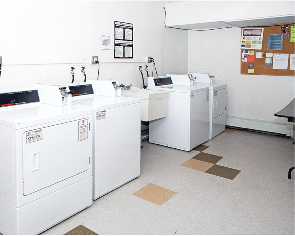 A laundry room with washers and dryers.