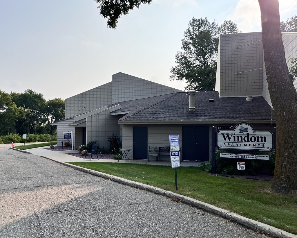 A building with a sign that says Windom Apartments.