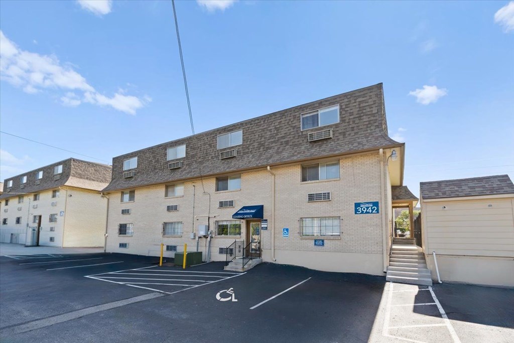 A building with the number 3642 on it. at Malvern Hill Apartment Homes, Kansas