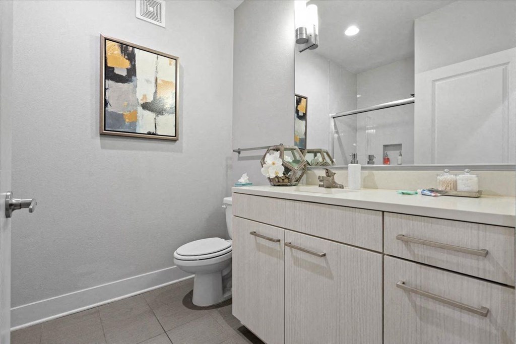White Bathroom at 46 Penn Apartment Homes, Kansas City