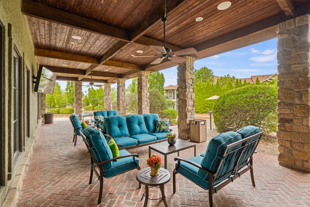 Avignon Apartments Outdoor Lounge in Olathe, Kansas