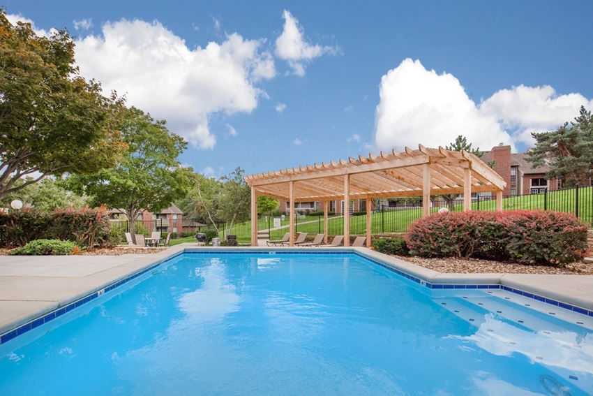 Swimming pool Swimming pool at Coventry Oaks Apartments, Overland Park, Kansas - Photo Gallery