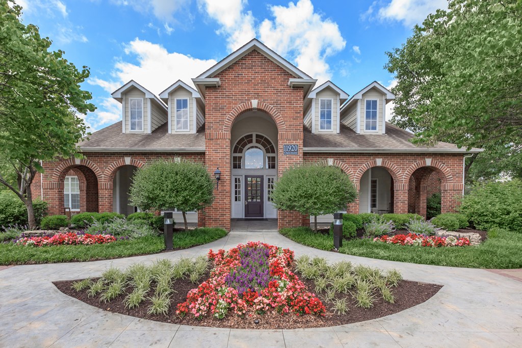 Building exterior view at Creekside Apartments, Overland Park, KS, 66213