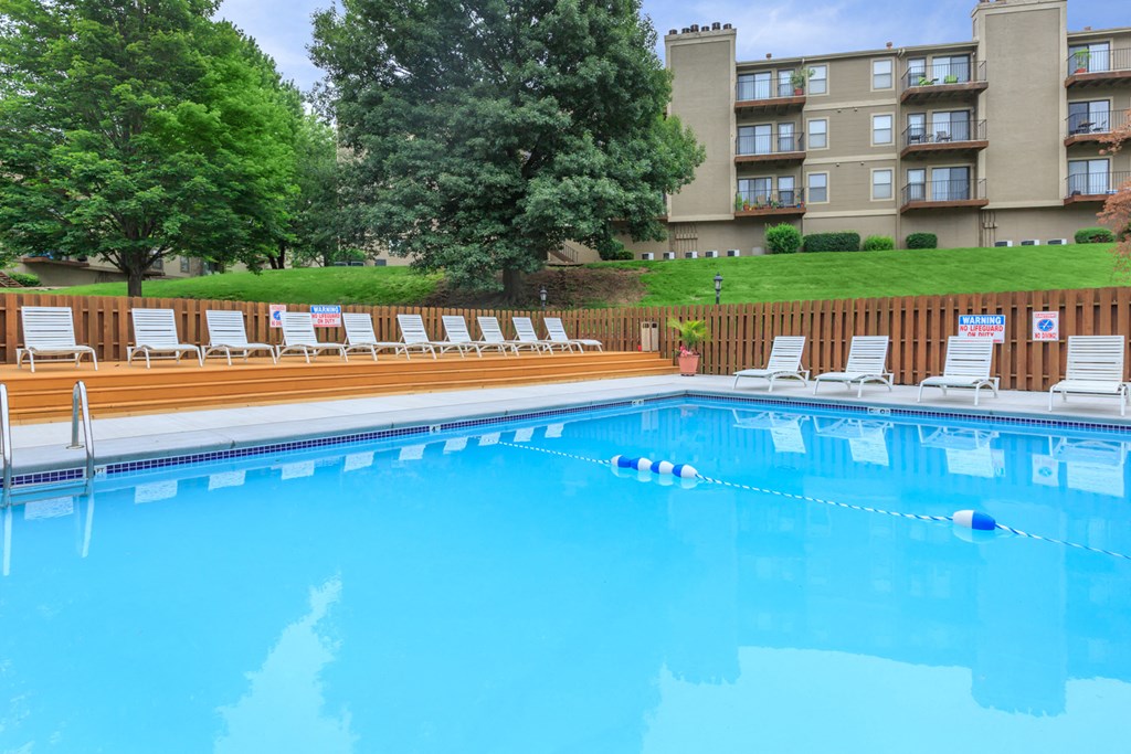 Pool at Cloverset Valley Apartments, Kansas City, MO, 64114