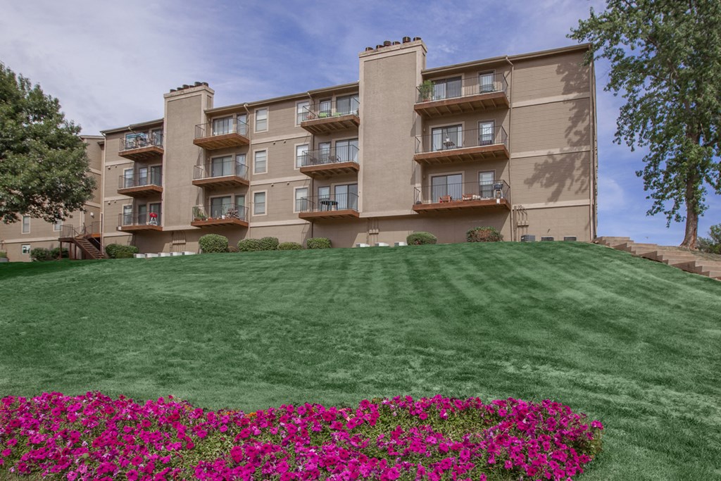 Outdoor at Cloverset Valley Apartments, Missouri, 64114