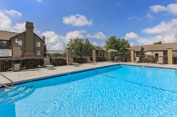 561 North Mur-Len Studio-2 Beds Apartment for Rent - Photo Gallery 3