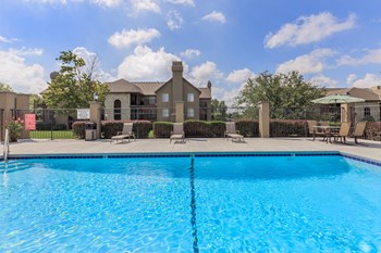 561 North Mur-Len Studio-2 Beds Apartment for Rent - Photo Gallery 4