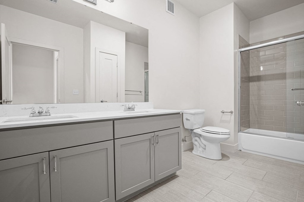 Large Bathroom at Mirabelle Luxury Apartments, Kansas City, MO